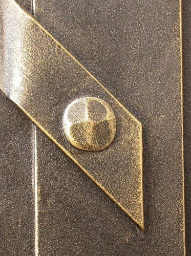 detail kovaných pásovin na dveřích