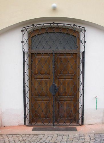 kovaná mříž ke dveřím - celkový pohled