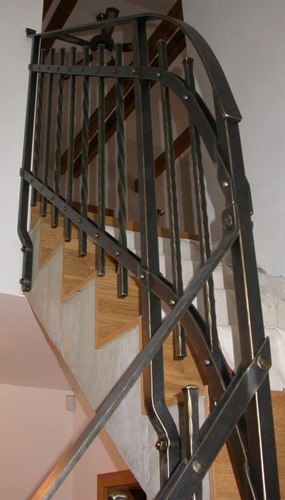 kované zábradlí na schodišti