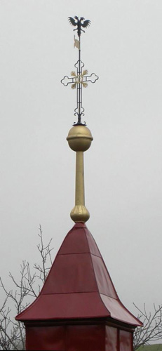 kovaný kříž na věži márnice