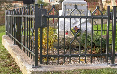 kovaný plot k památníku s bránkou