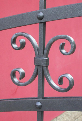 kovaný prvek C v bráně