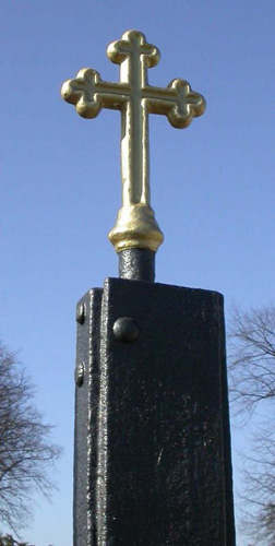 Kříž na středu brány