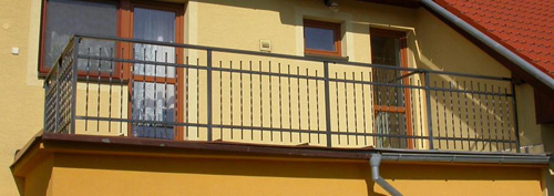 celkový pohledd na zábradlí na verandě