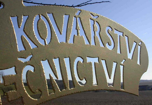 detail kované korouhve