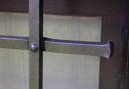 detail kované mříže