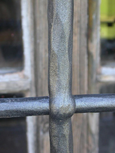 Detail probíjené mříže