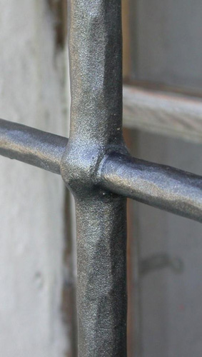 Detail probíjené mříže