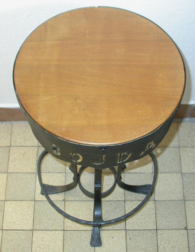 kovaná barová stolička s dřevěným...