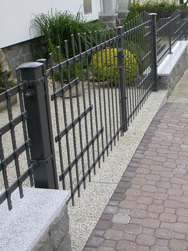 kovaná brána k RD s kovaným plotem