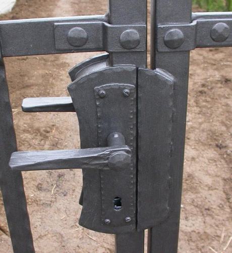 kovaná brána - schránka na zámek s klikou