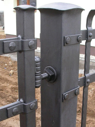 kovaná brána - sloup se stavitelnými panty