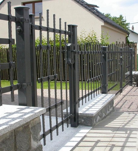 kovaná branka s plotem na podezdívce