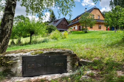 Kovaná dvířka k haltýři u roubenky