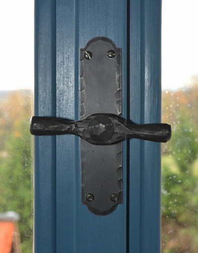kovaná okenní klička s rozvorou