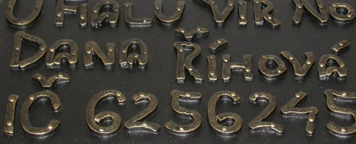 kovaná písmena a čísla tabulky