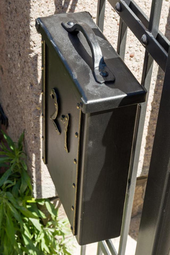 kovaná poštovní schránka na plot - z boku