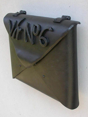 kovaná schránka na poštu ve tvaru obálky
