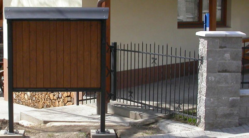 kovaná vývěska na plakáty