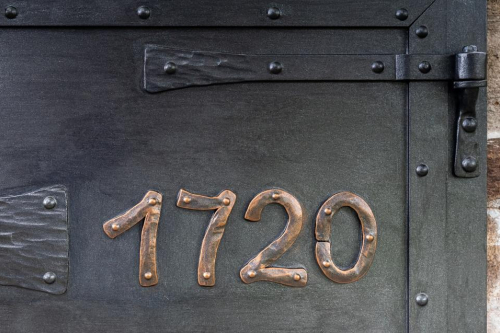 Kované číslice na kovaných dvířkách k...