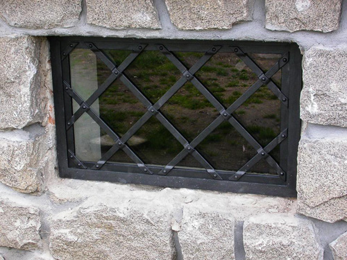 kované okno s mříží