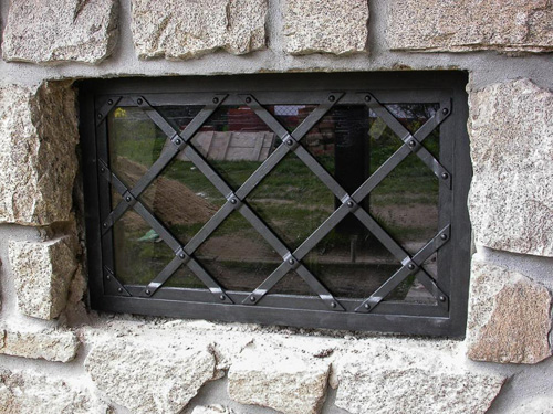kované okno s mříží s dvojsklem