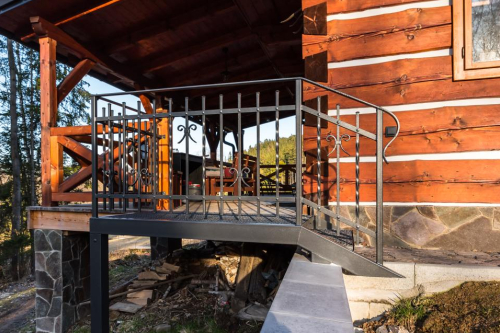 Kované schodiště s podestou u terasy