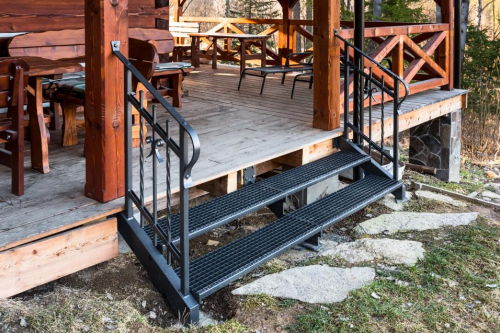 Kované schodiště se zábradlím na terasu
