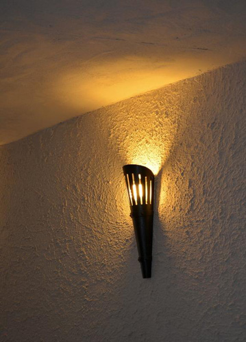 kované světlo louč na zdi