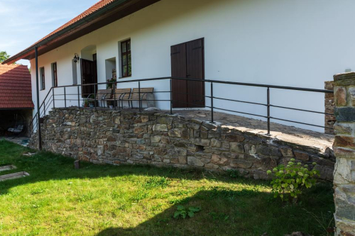 Kované zábradlí na náspí ke statku