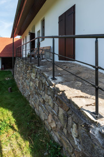 Kované zábradlí na náspí ke statku s...