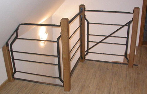 kované zábradlí s dřevěnými sloupky