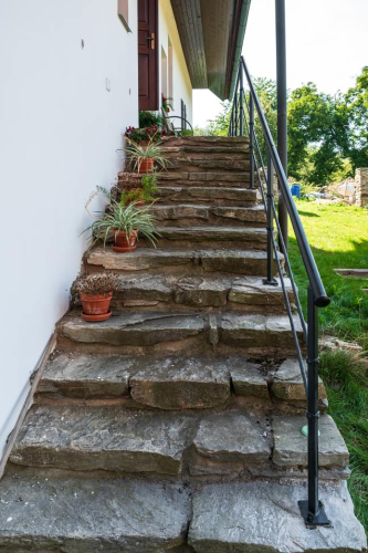 Kované zábradlí s kamennými schody