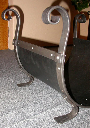 kovaný koš ke krbu - detail