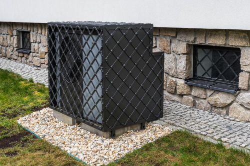 Kovaný kryt s kovanými okny