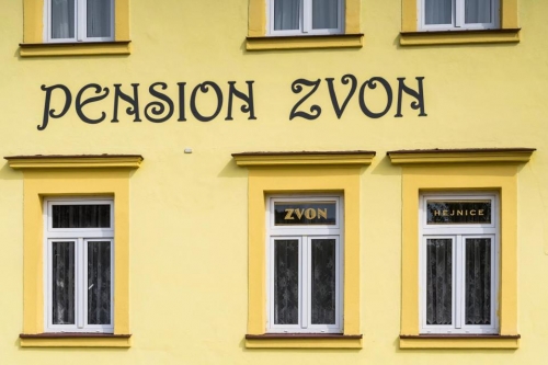 kovaný nápis na zdi pensionu