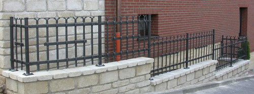 kovaný nýtovaný plot k rodinnému domu