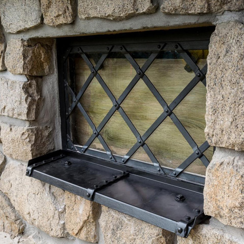 kovaný parapet na okno s mříží