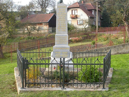 Kovaný plot k památníku