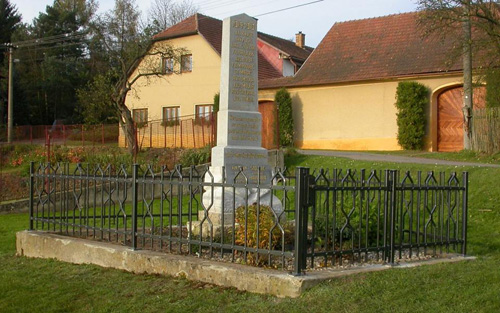 Kovaný plot k památníku na Vysočině