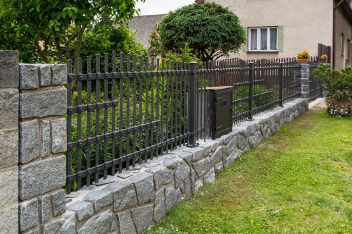 kovaný plot s bránou k RD
