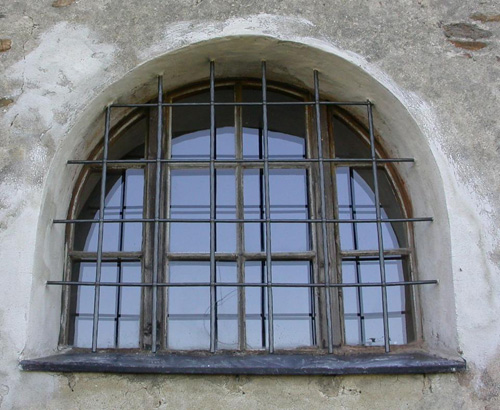 probíjená mříž na okno