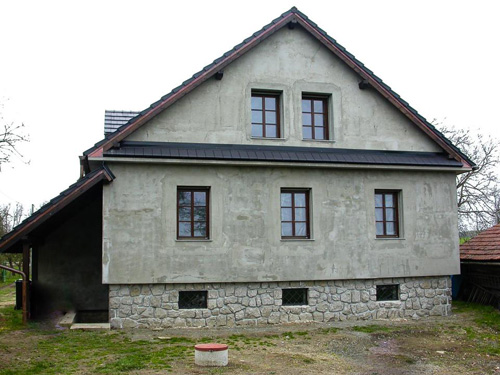 rodinný dům s kovanými okny s mříží
