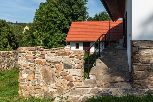 Statek s náspím se zábradlím