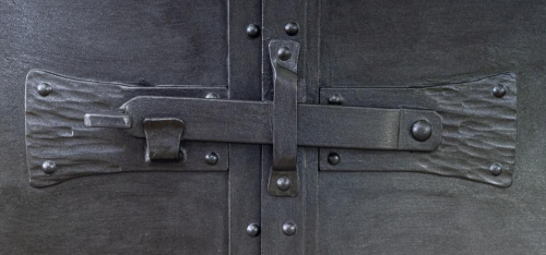 Zavírání kovaných dvířek k haltýři